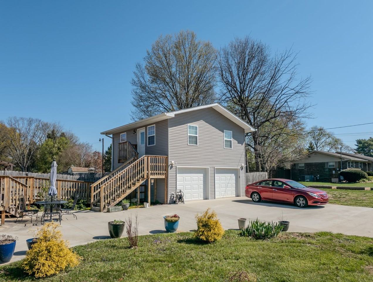 8805 Farmington Dr - Photo 2 of 15
