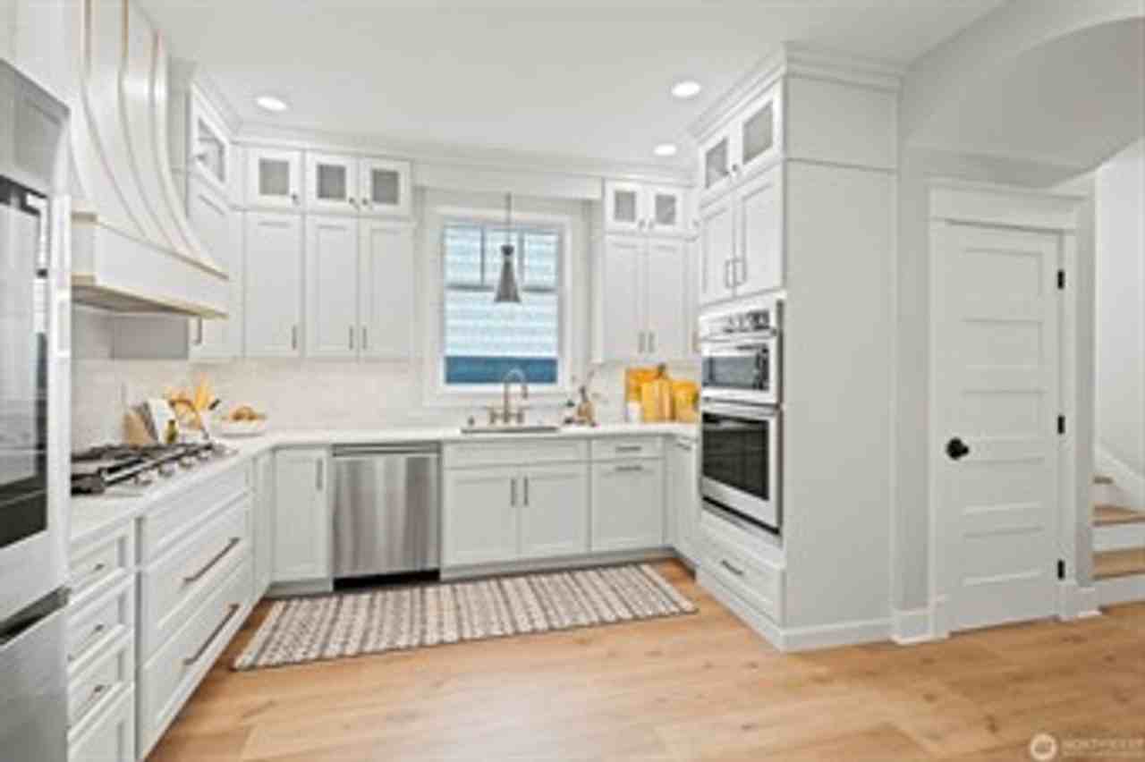 4539 5th Ave Ne - Photo 2 of 13