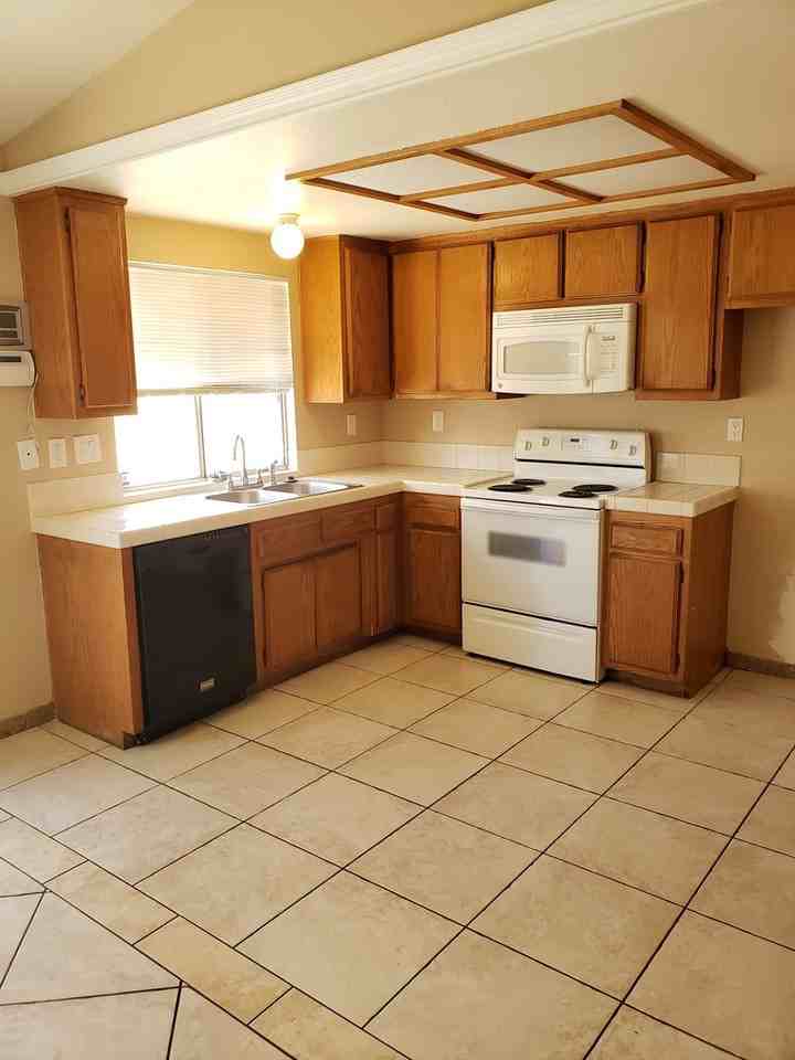 409 N Lowell St - Photo 3 of 12