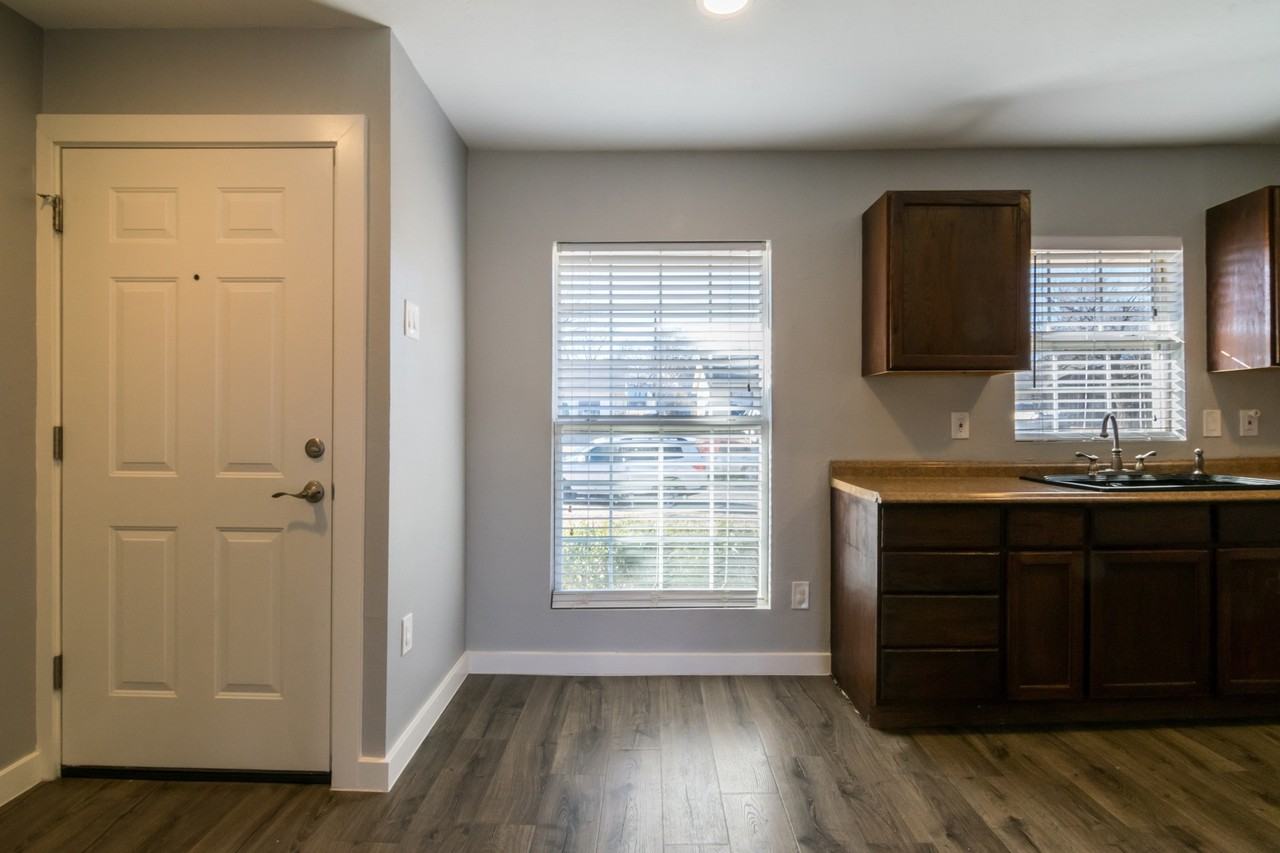 1906 Curtis Dr - Photo 5 of 22