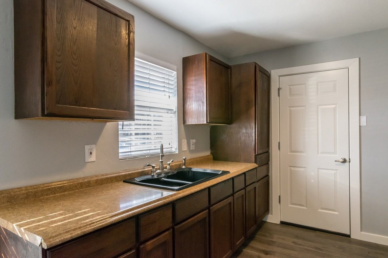 1906 Curtis Dr - Photo 7 of 22