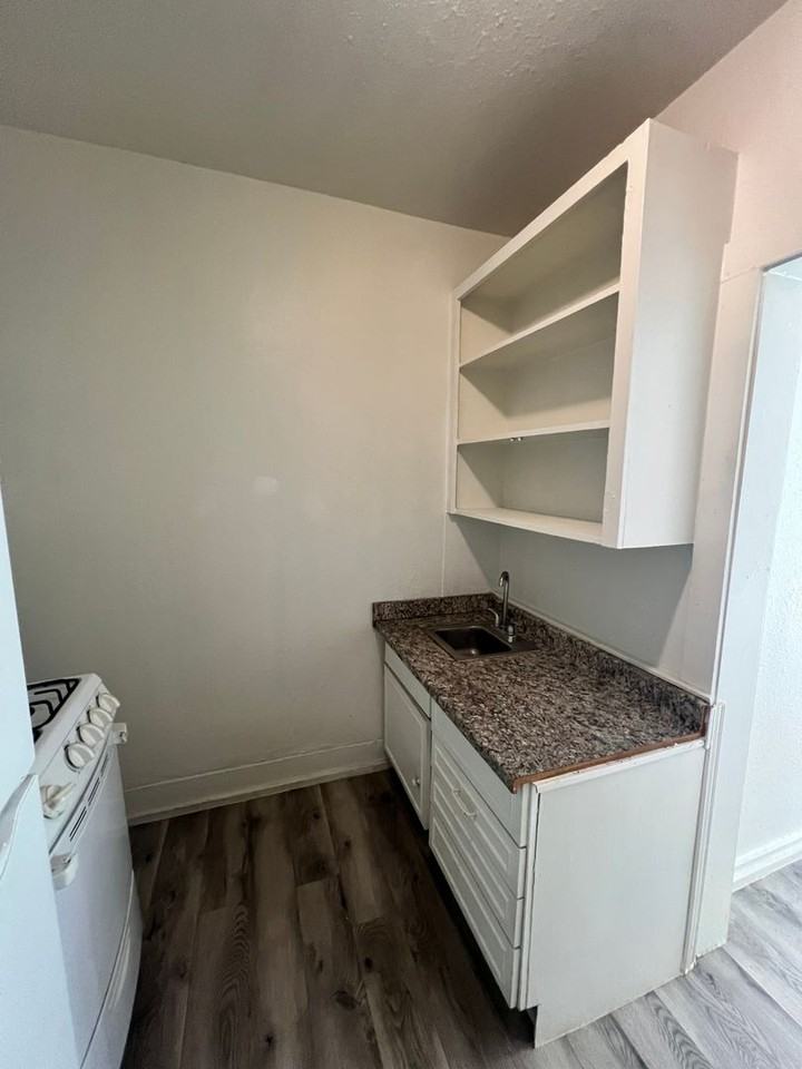 1419 Laredo Street #6 - Photo 4 of 4