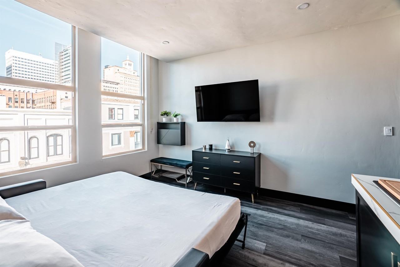 421 E Street - Photo 4 of 50