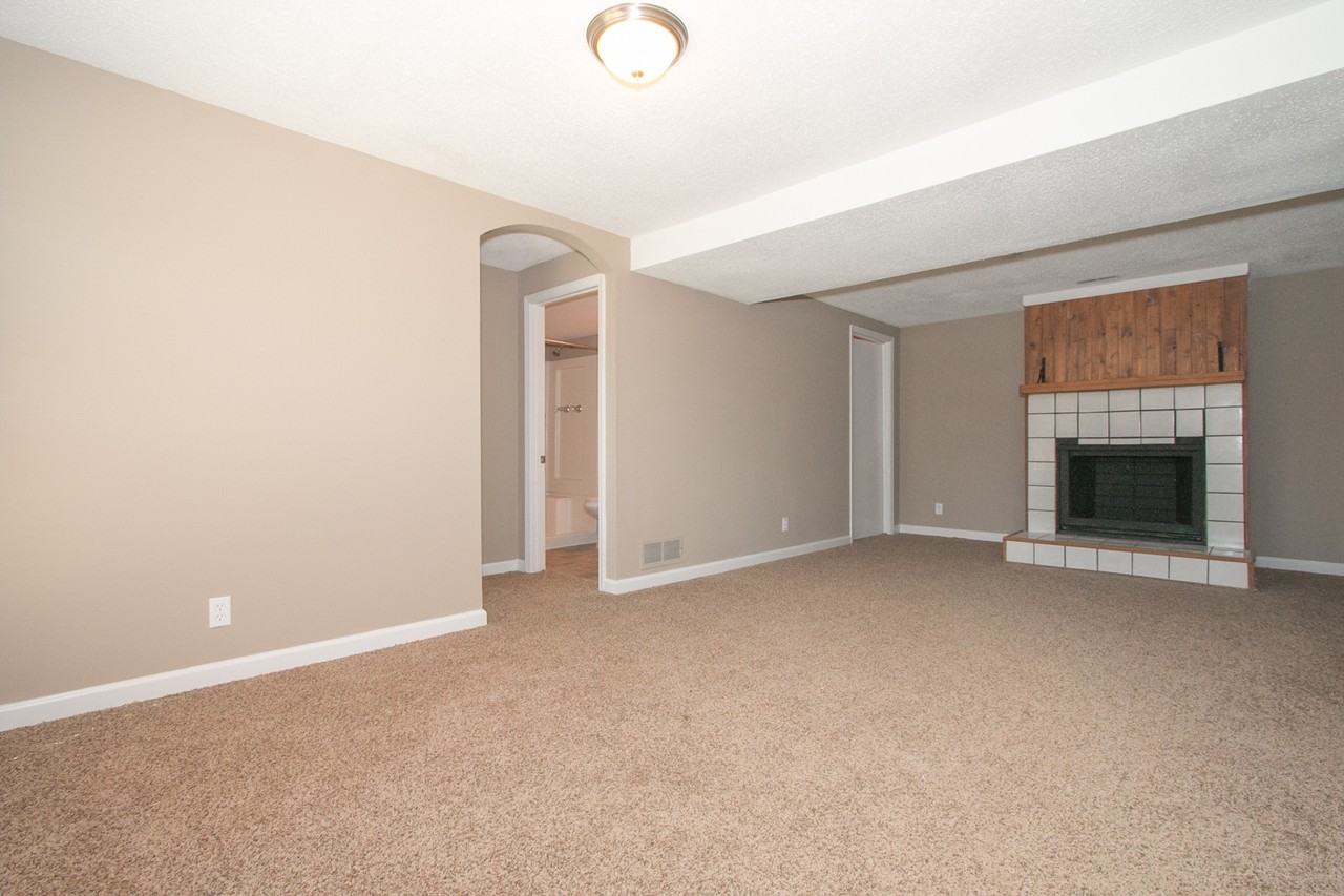 1917 Americana Way - Photo 3 of 17