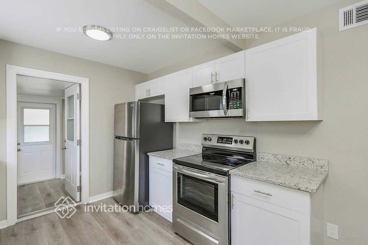 136 83rd Ave N - Photo 4 of 25