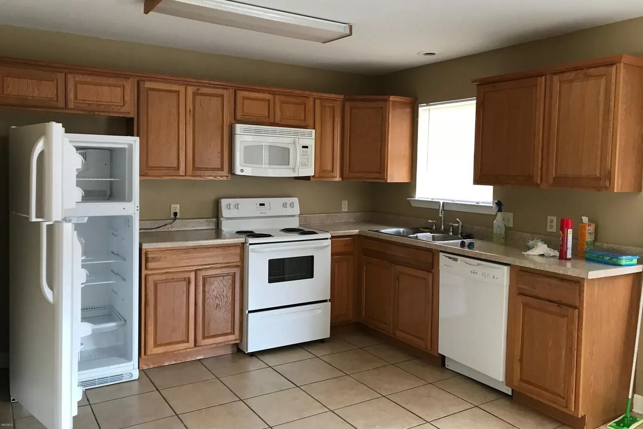 6153 E Lamar St - Photo 2 of 16