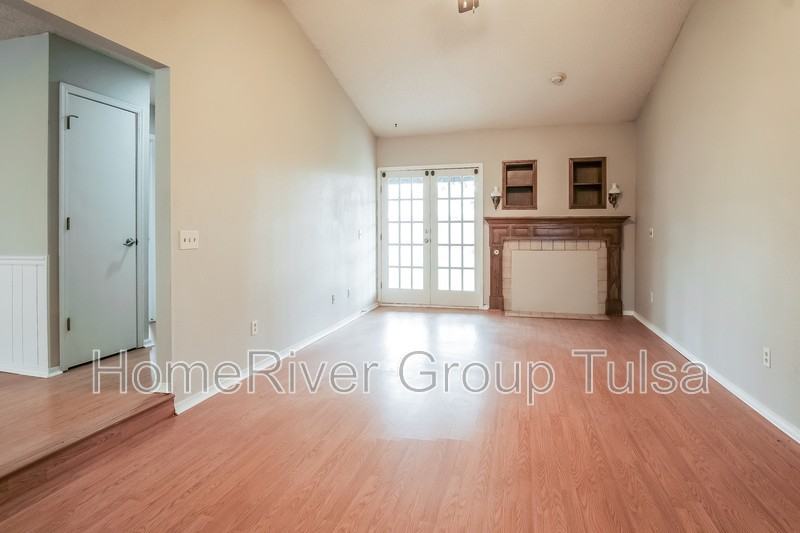 406 W 35th Pl - Photo 3 of 23