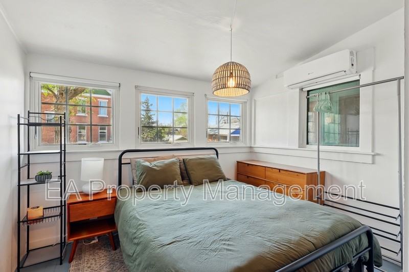 223 Edith Blvd Se #2