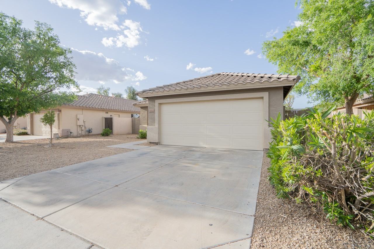 5202 W Hartford Ave - Photo 3 of 33