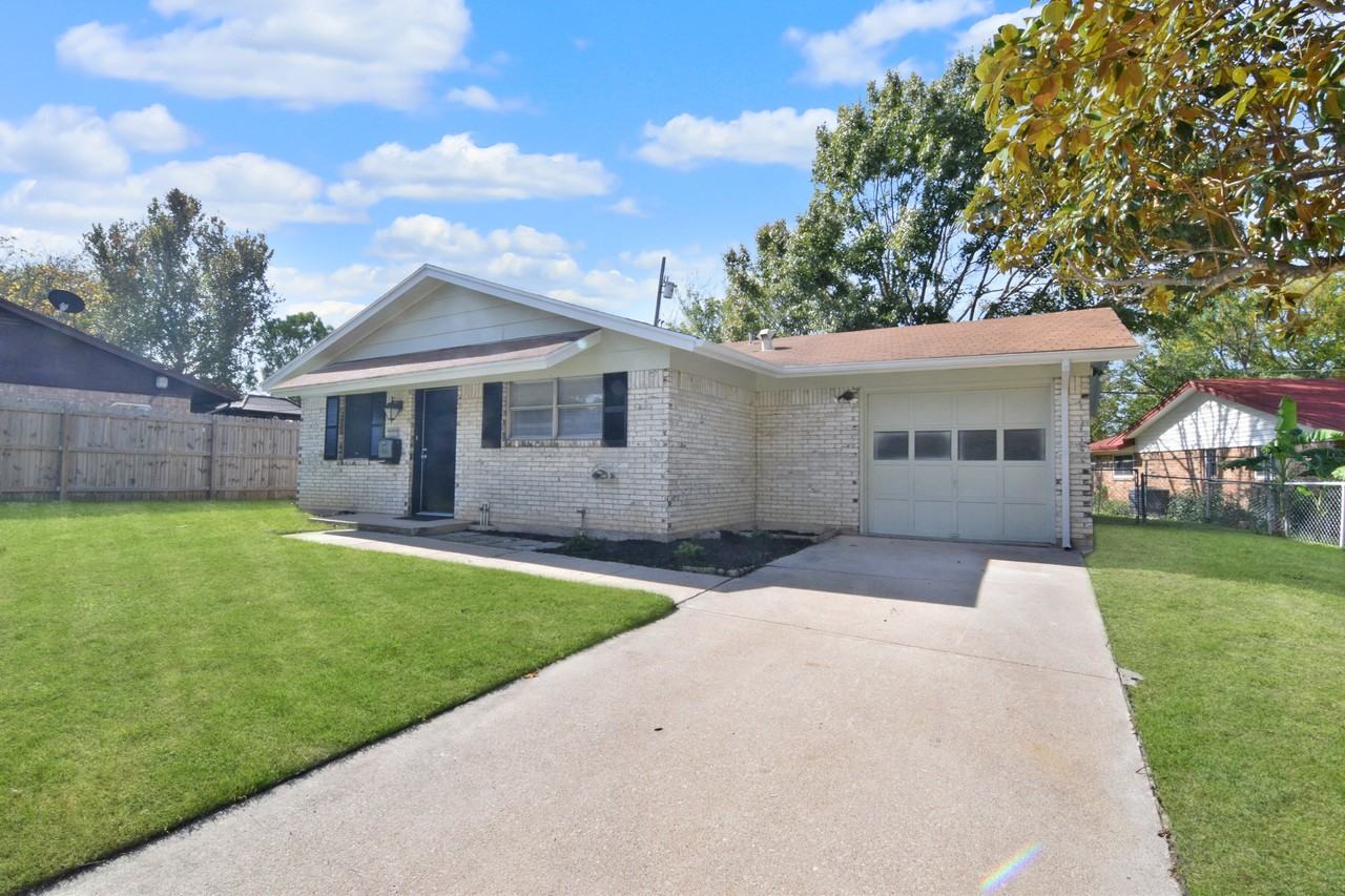 1213 Meadow Dr - Photo 2 of 17