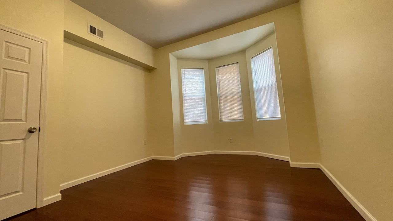 939 S Saint Bernard St #3 - Photo 4 of 12