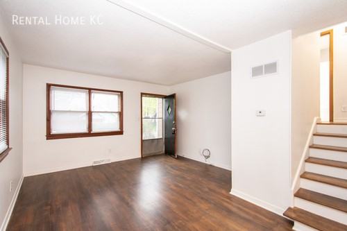 7941 Robinson St - Photo 2 of 23