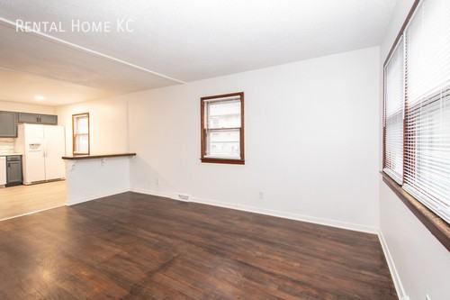 7941 Robinson St - Photo 3 of 23
