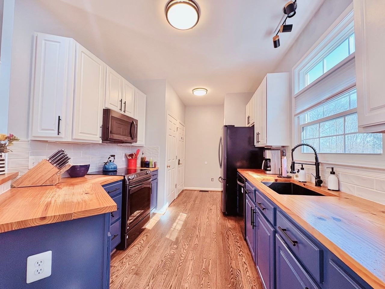 3910 Lynnhaven Ln - Photo 3 of 21