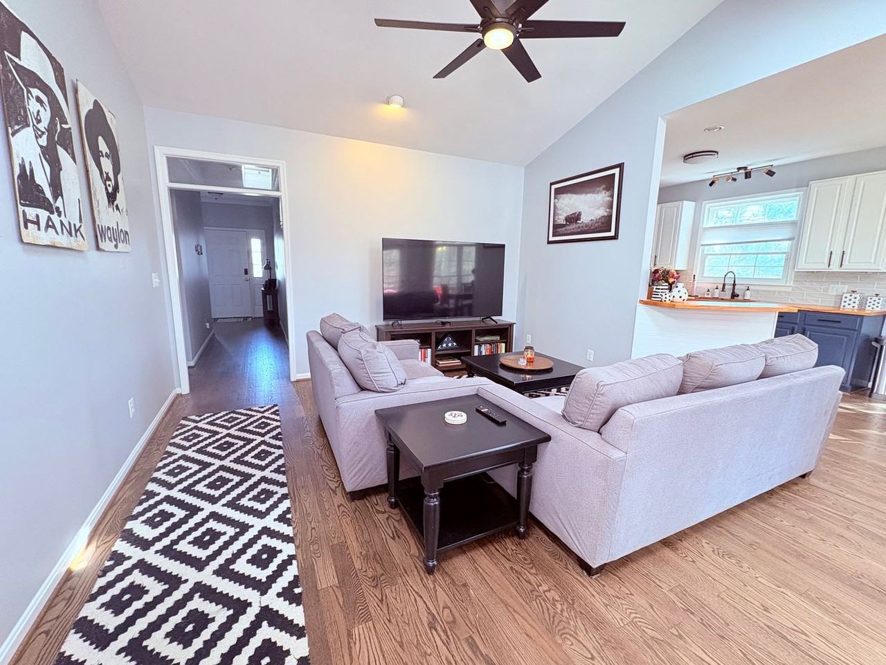 3910 Lynnhaven Ln - Photo 7 of 21