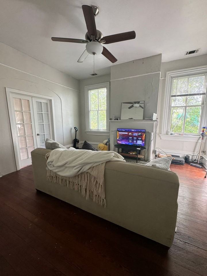 216 E Henry St #B - Photo 2 of 15