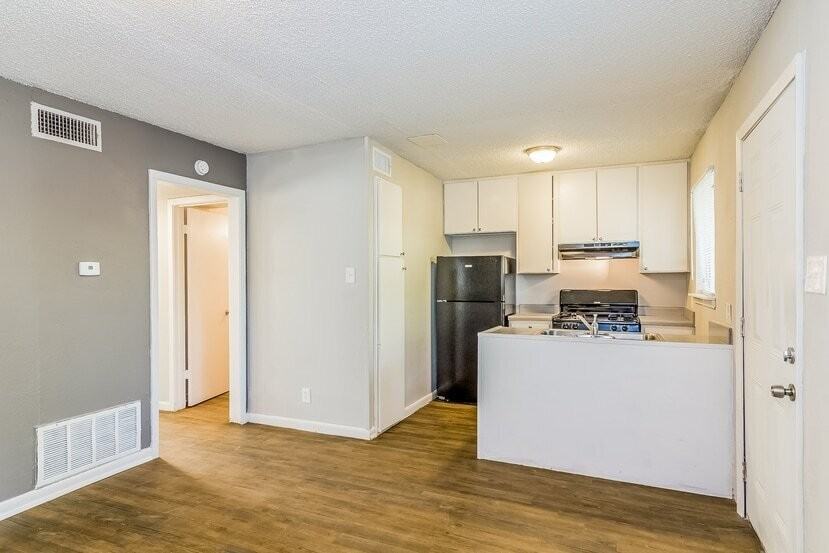 137 Elm Street - Photo 7 of 8