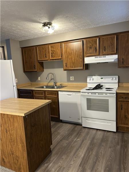 3159 Featherstone Dr - Photo 3 of 21