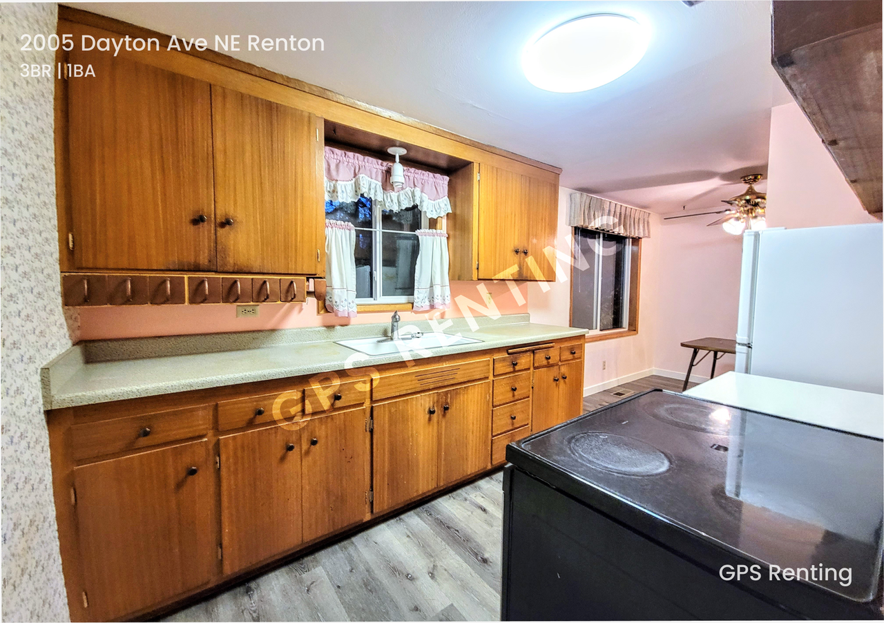 2005 Dayton Ave Ne - Photo 3 of 15