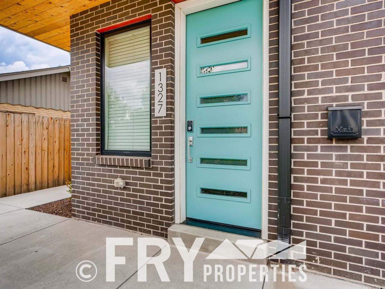 1327 Perry St - Photo 4 of 29