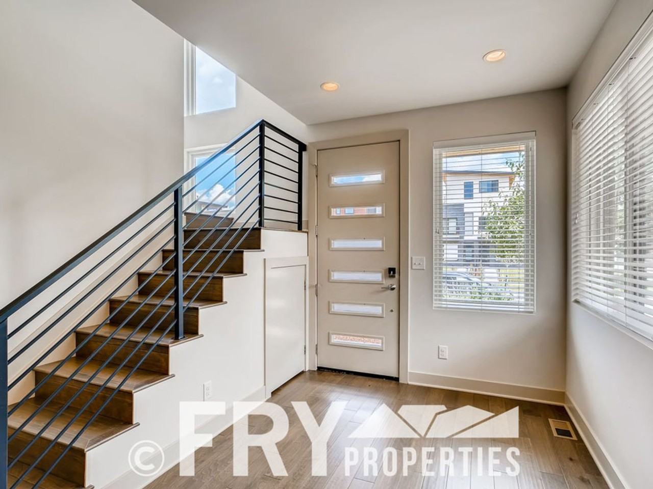 1327 Perry St - Photo 5 of 29