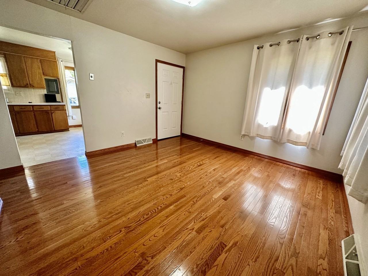 524 Smith St - Photo 3 of 12