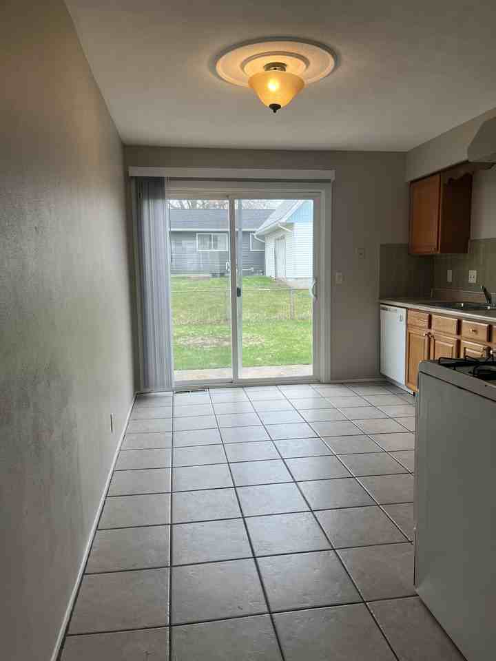 2636 N Clark St - Photo 3 of 11