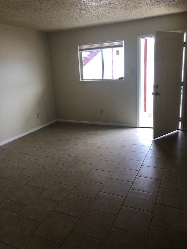 810 W Avenue D - Photo 3 of 5