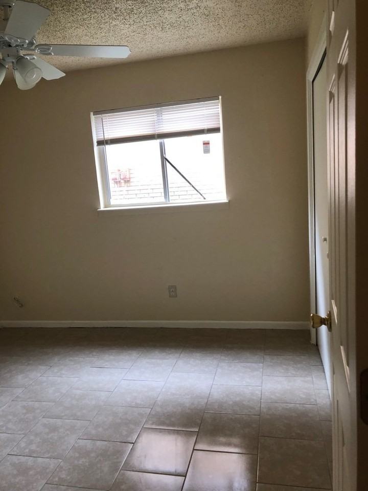 810 W Avenue D - Photo 4 of 5
