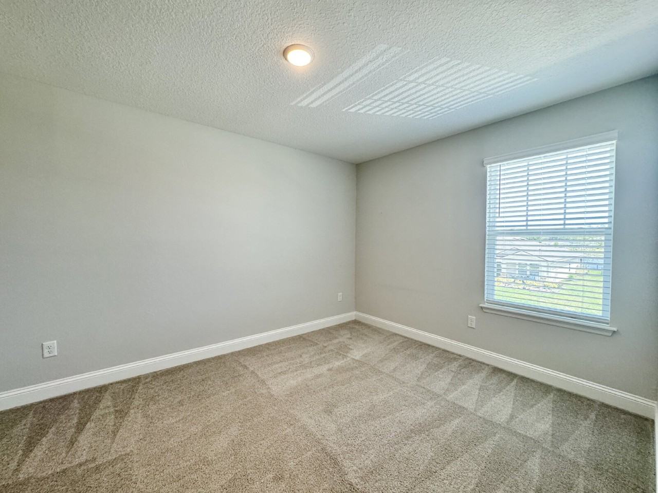 13870 Harlowton Ave - Photo 5 of 47