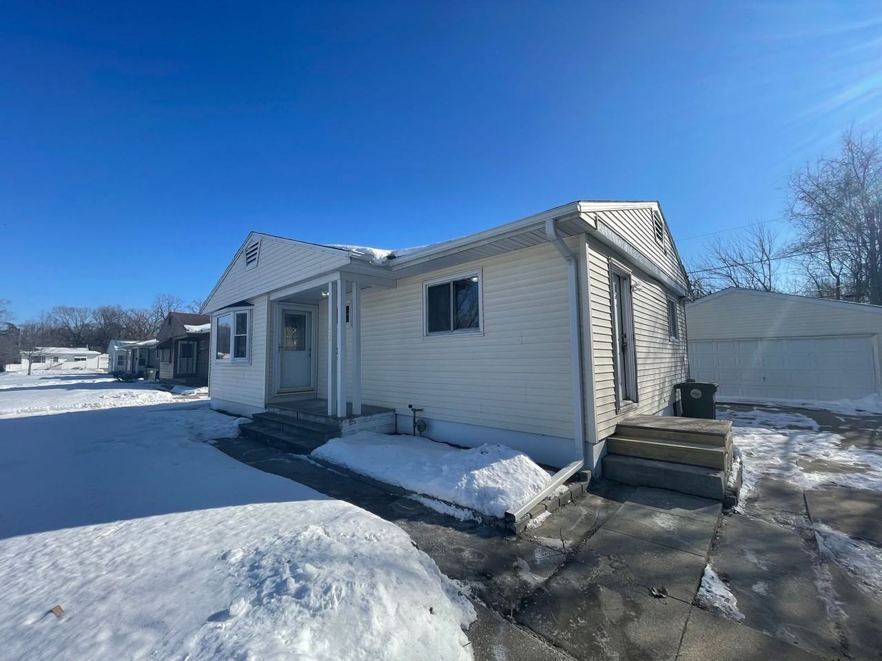 620 Lakeside St - Photo 2 of 30