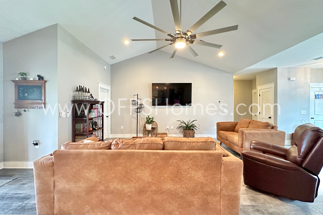 8738 El Paseo St - Photo 4 of 26