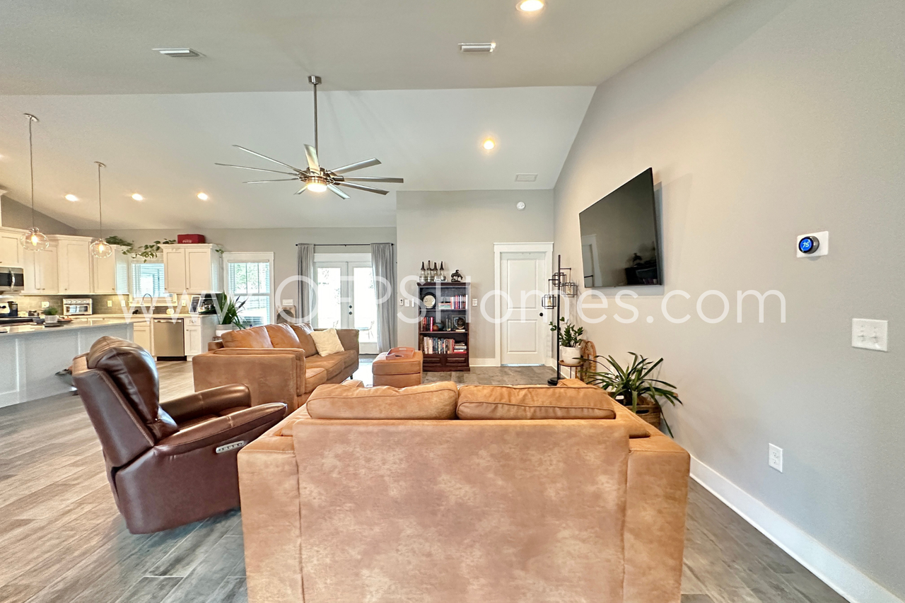 8738 El Paseo St - Photo 5 of 26