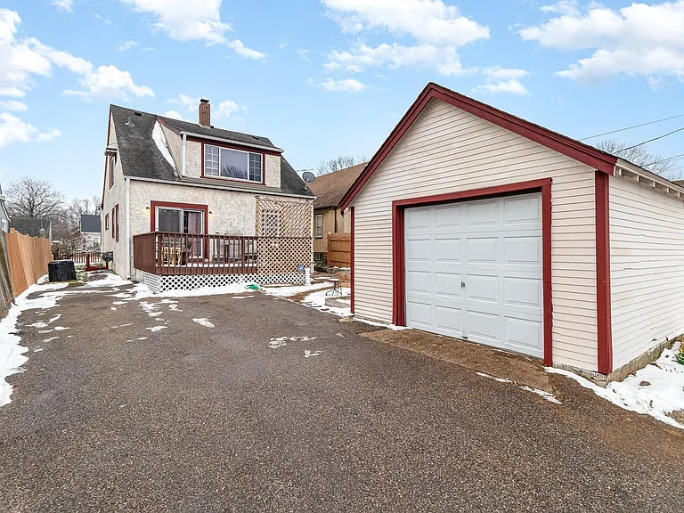 1139 Maryland Ave E - Photo 2 of 20