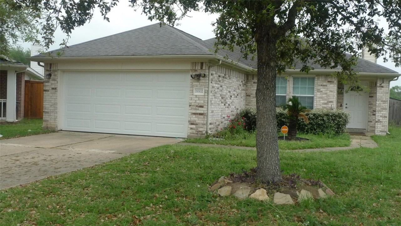 19302 Rum River Ct - Photo 2 of 6