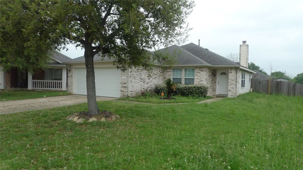 19302 Rum River Ct - Photo 3 of 6