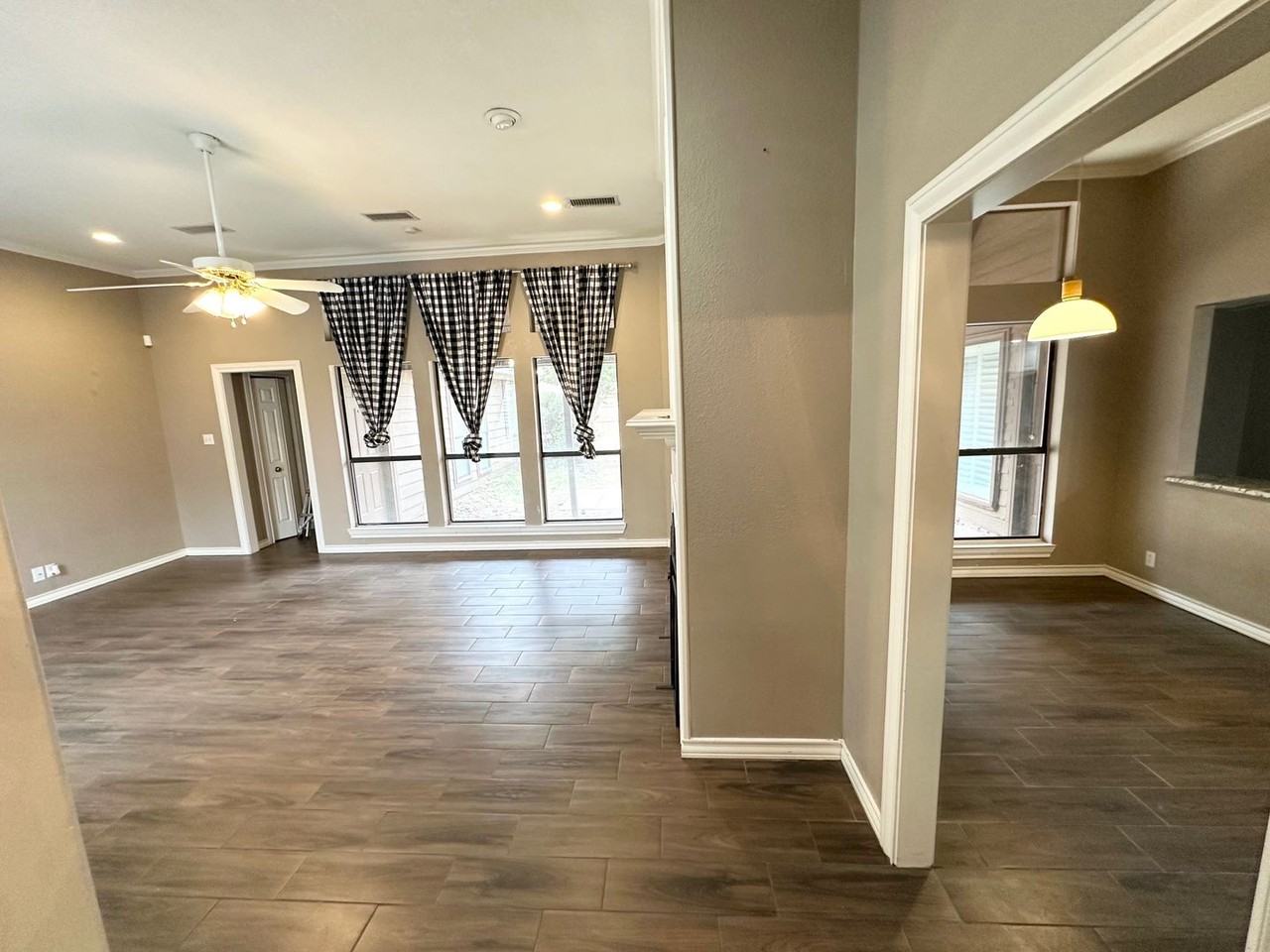 4408 Parkhurst Dr - Photo 3 of 16