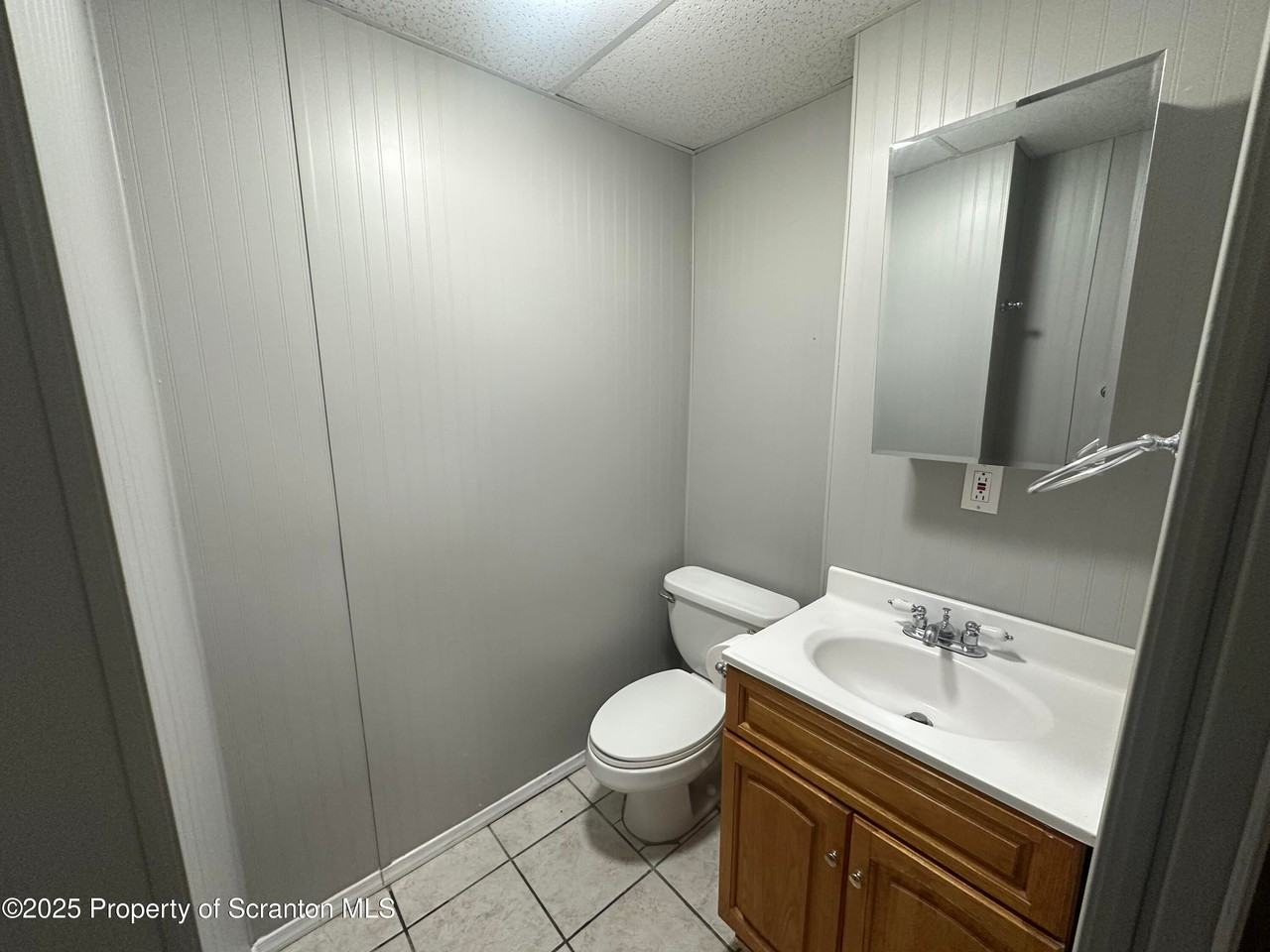 240 E Grove St - Photo 5 of 6