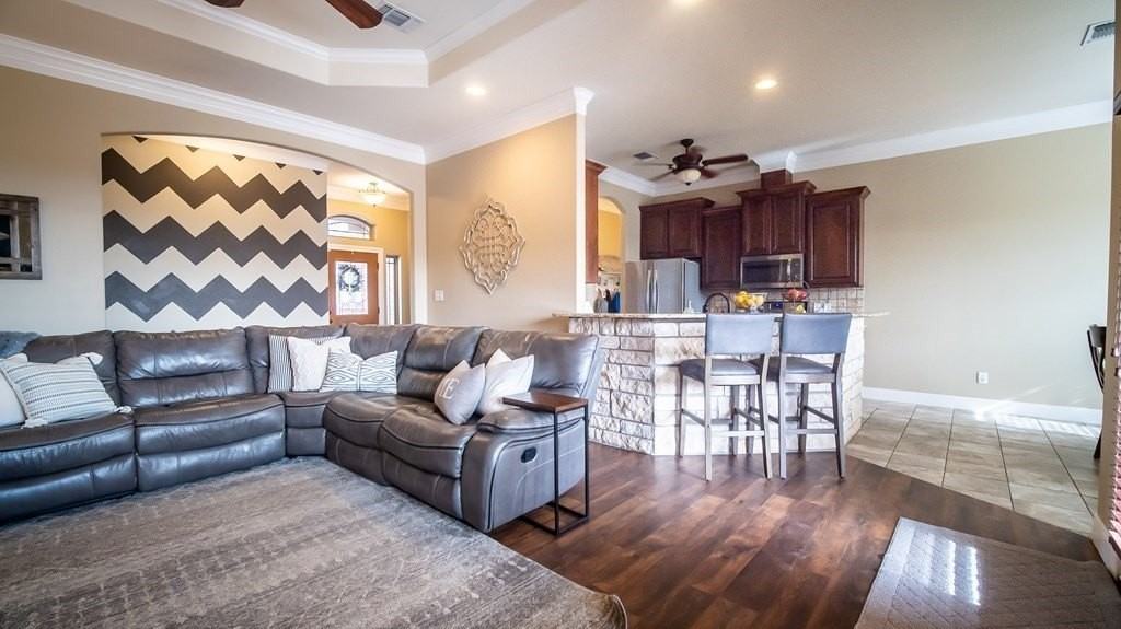 5909 Melrose Ave - Photo 3 of 24