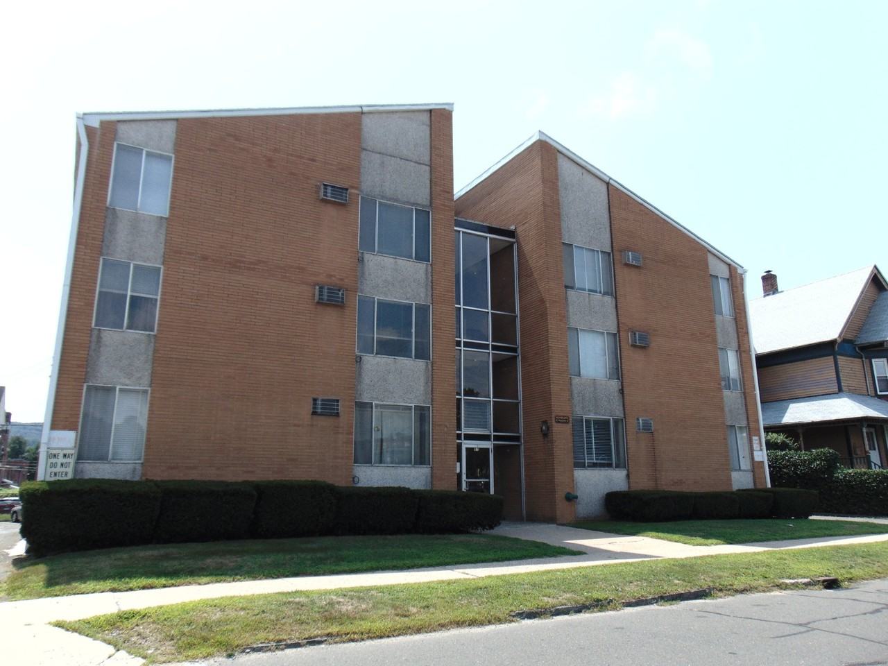 87 Meadow St - Photo 2 of 9