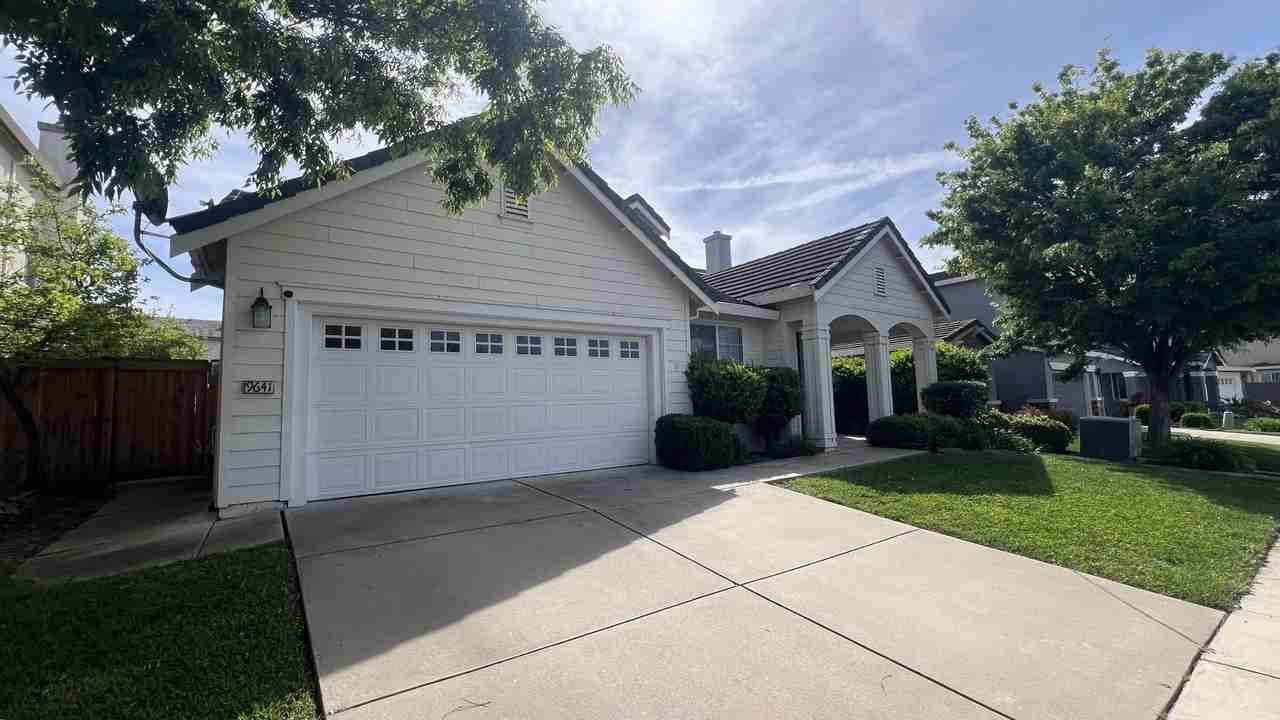 9641 Cedar Oak Way - Photo 3 of 32