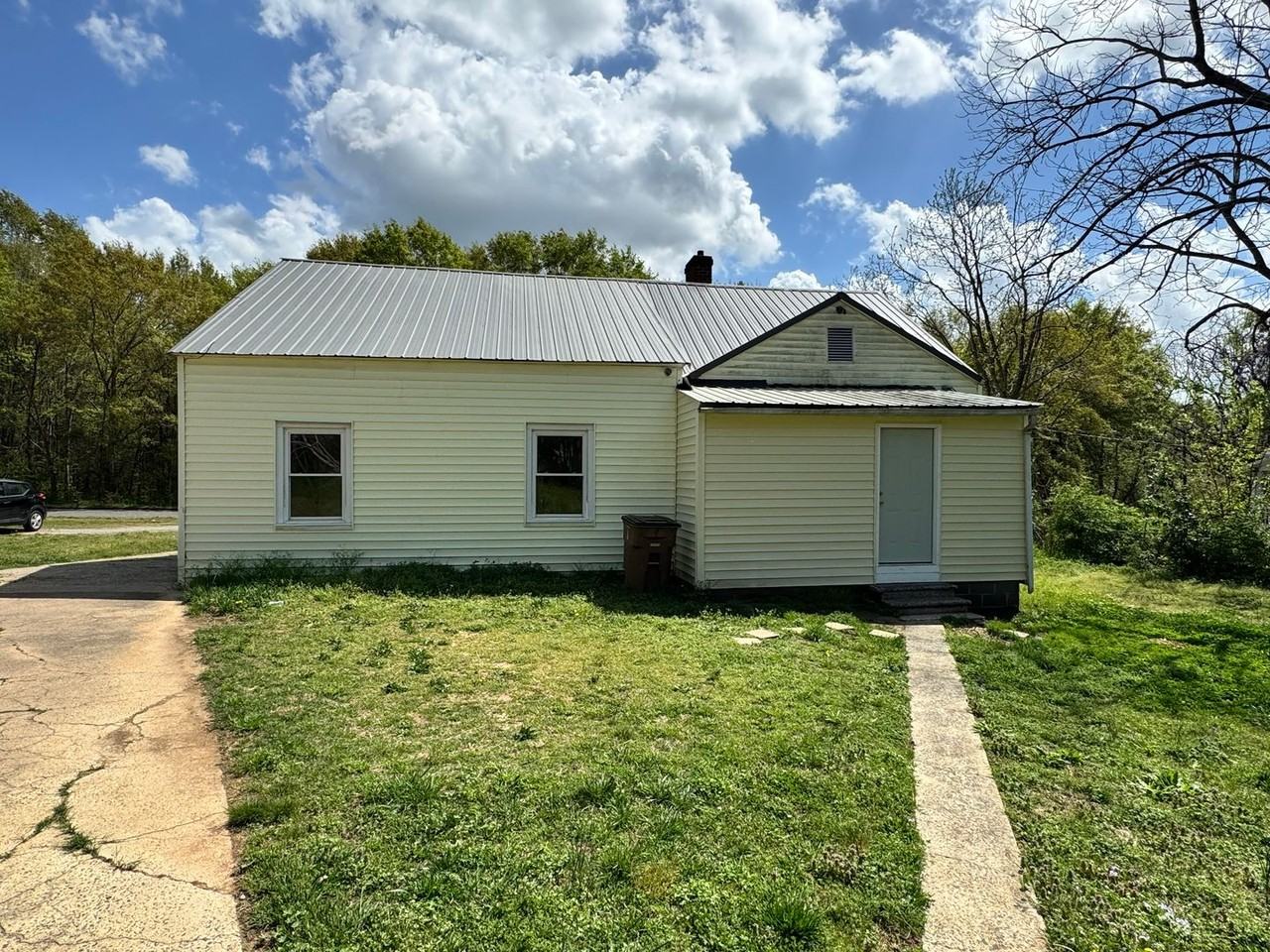 1011 Earl St - Photo 3 of 36