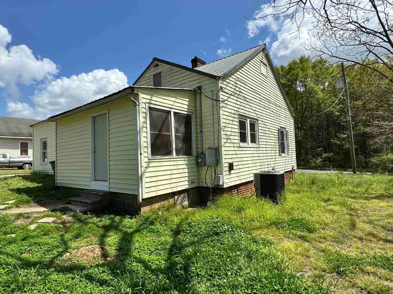 1011 Earl St - Photo 4 of 36