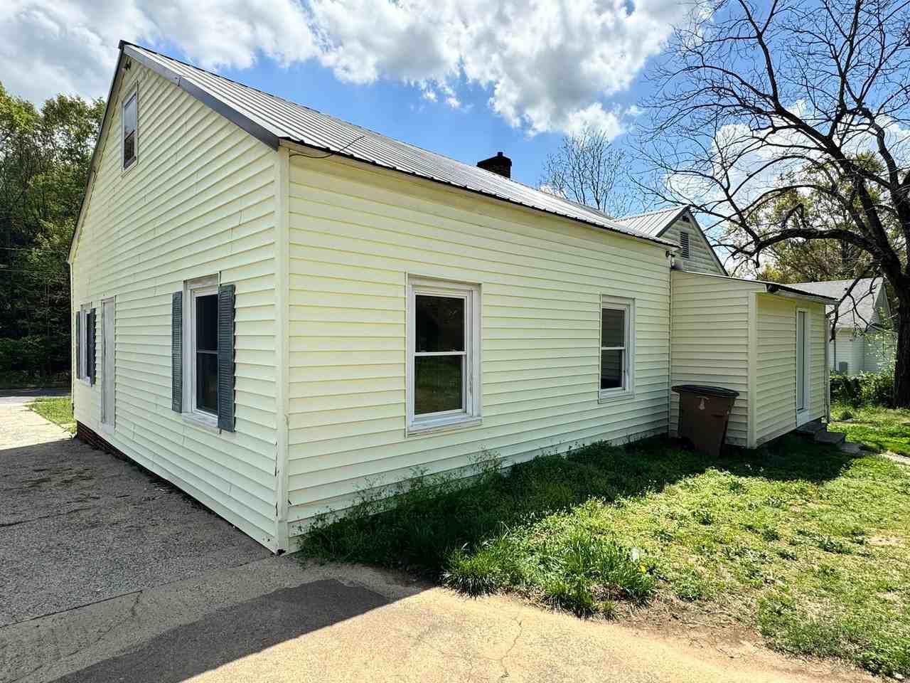 1011 Earl St - Photo 5 of 36