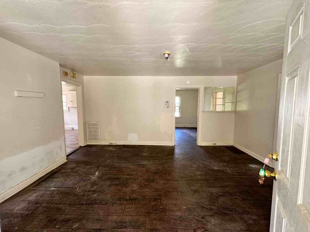 1011 Earl St - Photo 6 of 36