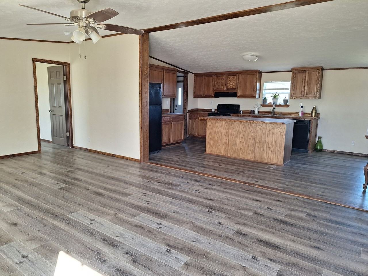 242 Deer Valley Ln - Photo 3 of 32