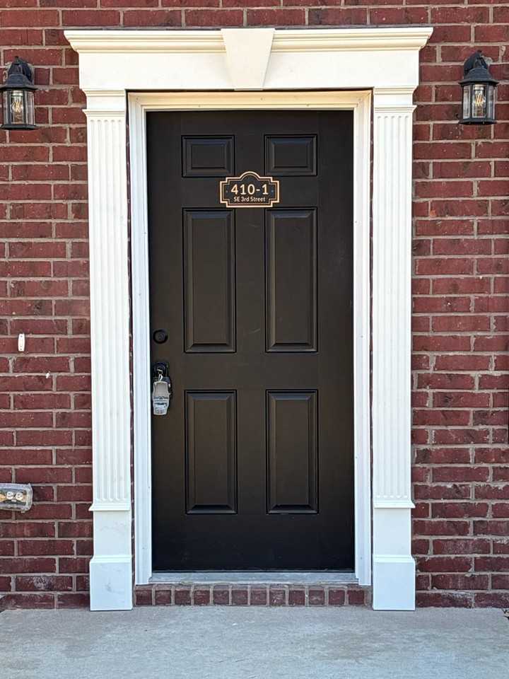 410 SE 3rd St - Photo 4 of 14