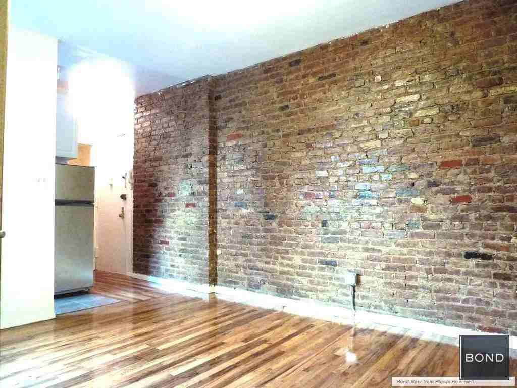 W Houston St & Bedford St