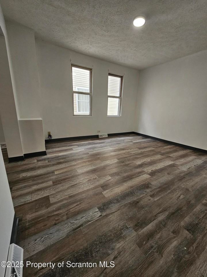 212 Main St - Photo 5 of 15