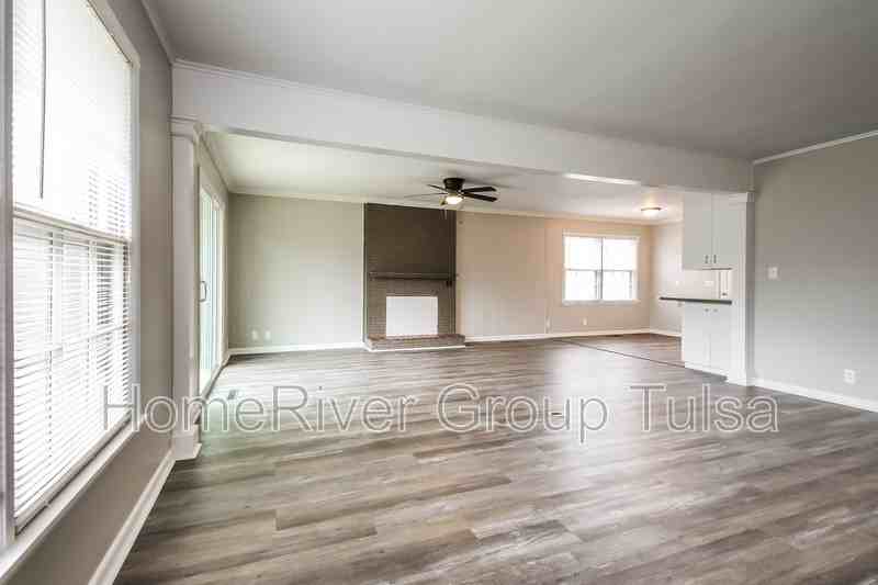 1542 E 59th Pl - Photo 3 of 23